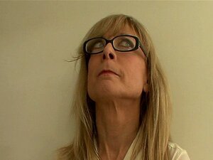 MILF con gran culo monta una enorme polla