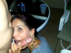 Amiga sexy esposa chupando a amigo de su marido engañándolo como un