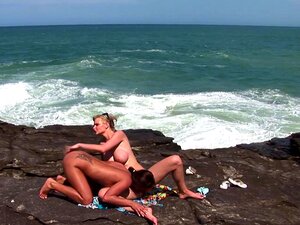 Anetta Keys y Tarra White sexo lésbico junto al mar