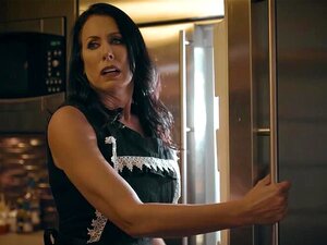 La pequeña latina servía su apretado coño a una madura cachonda. La