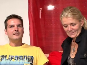 Maridos alquilan el coño de su esposa alemana para sexo swinger