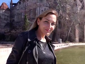 Sumérgete en los encantos seductores de una prometedor alemana rubia