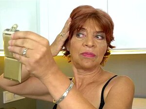 La abuela lujuriosa Donatella está de vuelta con su nuevo amigo, el