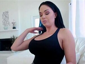 Mi madrastra MILF fácil me pilló mirando sus enormes tetas y me