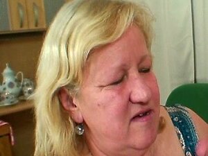 Abuela cachonda seduce a un chico más joven