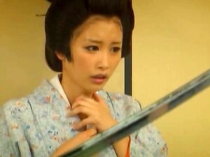 Geisha asiática muestra sus tetas y su coño