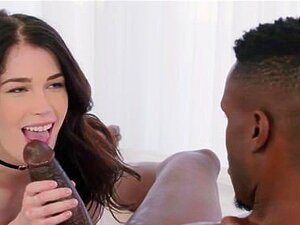Estudiante caliente folla al compañero de cuarto BBC de su novio