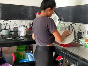 MI HERMANASTRO FOLLA MI PEQUEÑO COÑO EN LA COCINA.