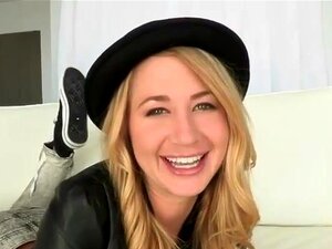 Mandy se traga una polla en la boca, la linda Mandy Armani está