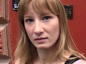 Observa cómo una estudiante rubia seductora cambia su inocencia por