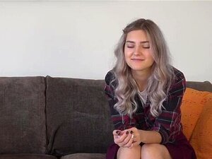 La linda rusa Tieny Mieny se masturba su apretada concha