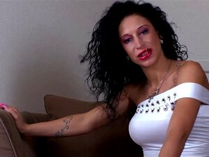 Puta europea chupa una verga negra gigante