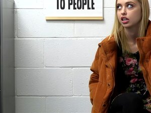  El oficial de seguridad Rusty Nails está interrogando a Chloe Cherry