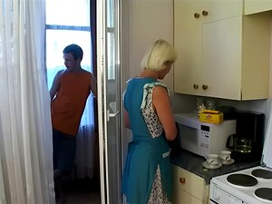 a mamá le encanta beber una taza de thea con el amigo de su hijastro