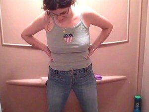 MILF tetona meando en sus pantalones. Milf pervertida con todas las