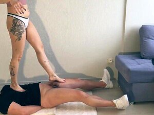 Chica linda tatuada da un vagabundo