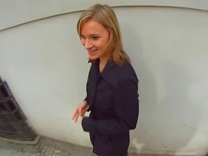 Después de que su amiga la abandona, esta linda rubia va y se folla a