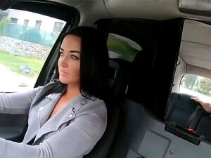 Cabbie europea con culo redondo es masturbada antes del sexo en el