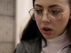 Trabajadora social pervertida se aprovecha de una linda trobulada -