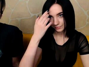 Hermosa esclava cachonda con grandes tetas atadas juntas tiene una