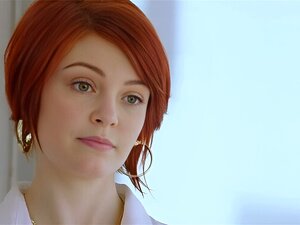 ¡La secretaria pelirroja Bree prueba el culo para levantar!