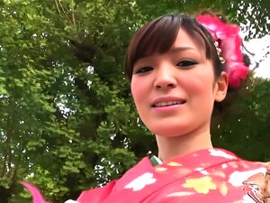 Kimono Lady Yuria Tominaga camina pensando en lo sucio