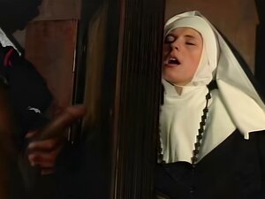 sacerdote muestra la polla
