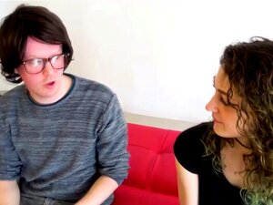 Adorable chica británica chupando polla de nerd. El nerd seduce a una