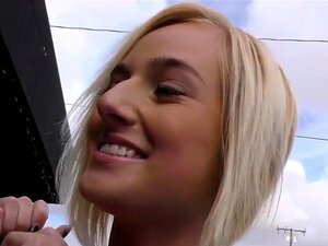 Kate England recibe una corrida interna de pollas negras en gloryhole,