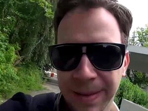 Follando a una tetona asiática pequeña detrás de los arbustos