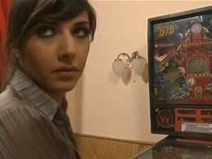 Diletante francés fumando y facialmente,