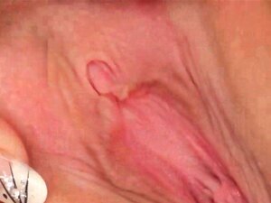 Coño caliente y mojado abierto mientras se masturba
