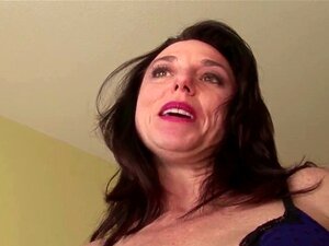 Mamá recibe una follada anal en su viejo culo y se corre en la cara