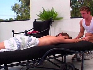 Hottie se calienta después de un masaje y se la follan duro