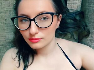 Hermosa mamá muestra sus axilas peludas