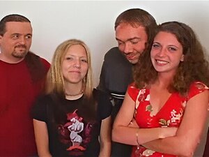 2 cutie Strumpets Gang Fuck Grupo Bang Para Semen!