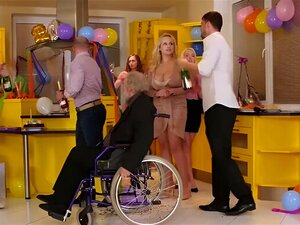 Fiesta de cumpleaños loca - ¡Todo dentro de la familia política!