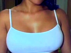 latina con grandes tetas en cámara