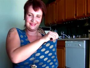 Lucy Lamoore de ATKHairy te muestra su botón de amor rosado, Mira a