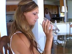 La mejor estrella porno Vanilla Skye en facial cachonda, clip porno