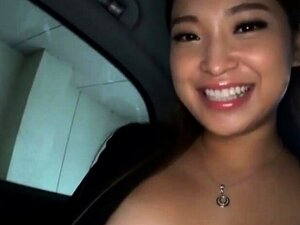 Belleza asiática con curvas en pantimedias trabaja su magia en una