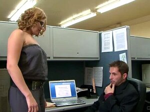 La secretaria sexy es follada duro en la oficina