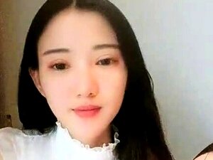 Linda japonesa masturbándose hardcore en una sala de chat asiática