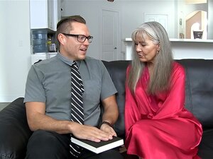 MILF Cachonda Le Da Su Coño Maduro A La Misionera Mormona-Leilani Lei