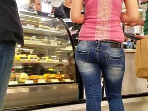 Buen culo grande en la cafetería