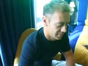 Hombre italiano lanzando a una chica negra peluda