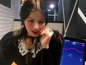 Haciendo que la novia se corra en un restaurante público