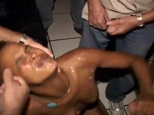 Puta grupal cubierta de semen de ébano chupa y acaricia pollas para