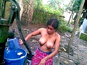 BANGLADESHI - Chica Deshi bañándose al aire libre y grabando