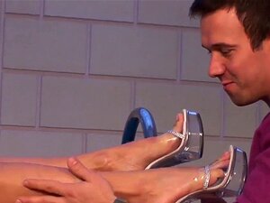 No puedo esperar a que tu semen gotee de mis pies